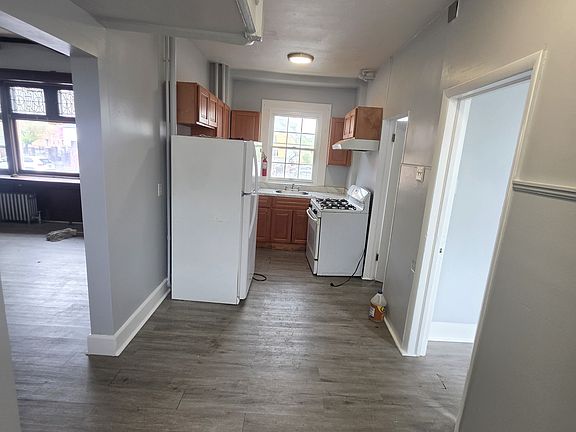 2nd image of 325 Roseville Ave APT 1