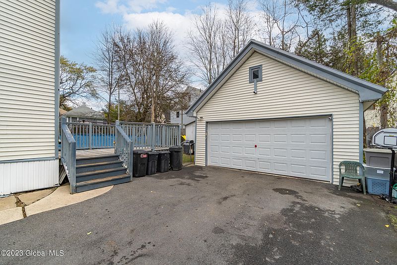 4th image of 233 Brookside Avenue