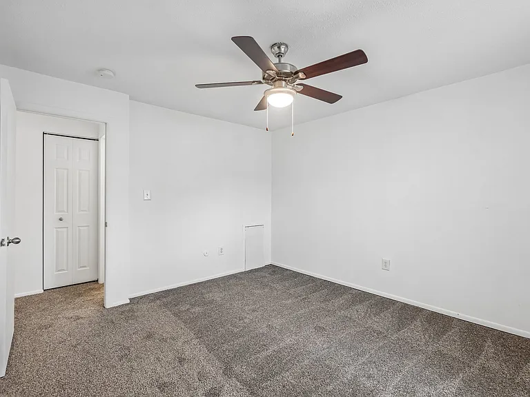 Dearborn Club Apartments — Photo 24