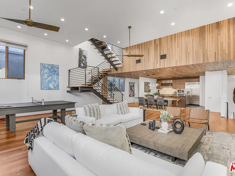 661 Broadway St — Photo 10