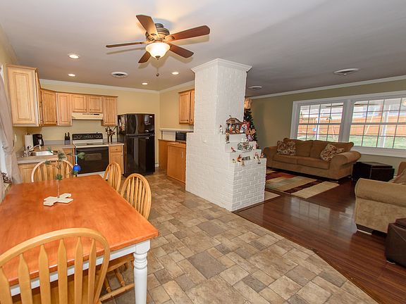 3rd image of 9 Barberry Ln
