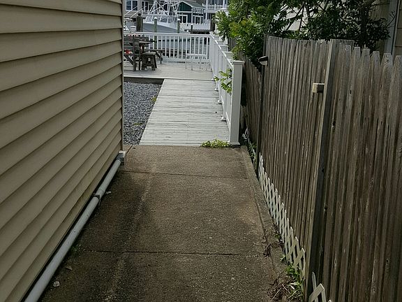 4th image of 1411 Harbor Ln