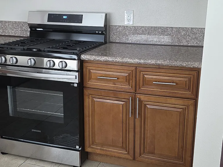 967 N San Antonio Ave #F — Photo 2