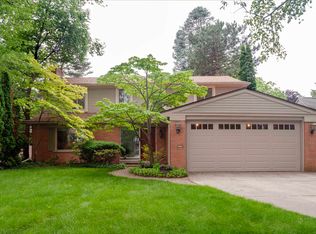 81 Moross Rd, Grosse Pointe Farms, MI 48236