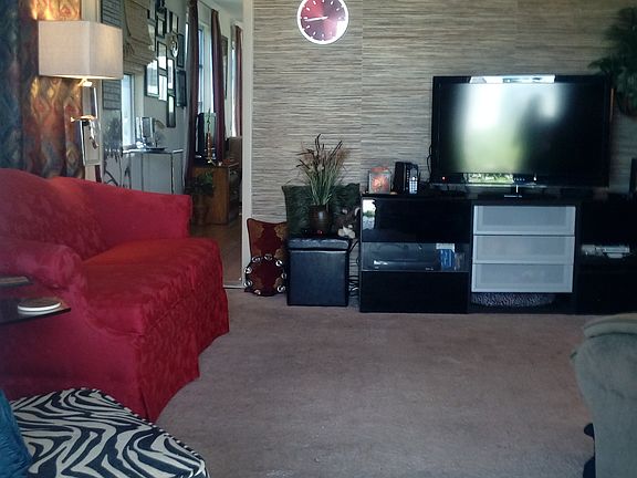 Livingrm, grasscloth walls.