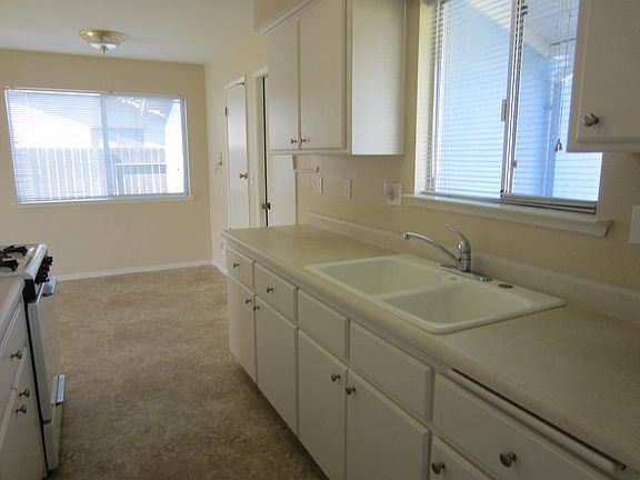 3rd image of 1208 E Lee Dr
