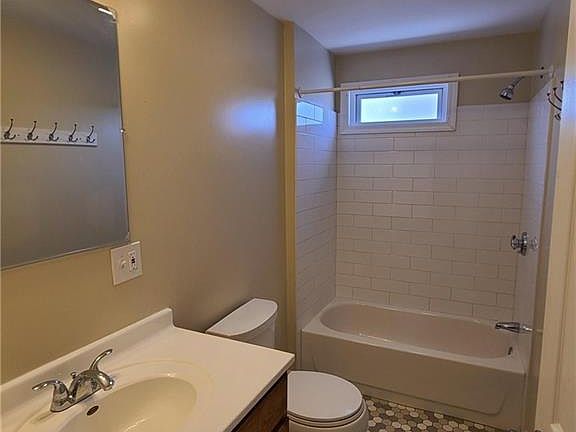 3rd image of 276 Vermont Ave