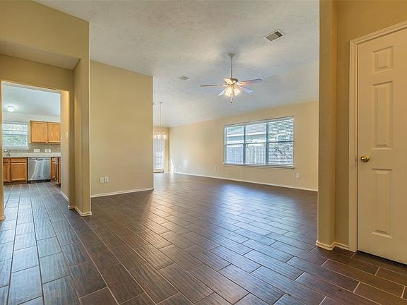 4th image of 1522 Lake View Cir E