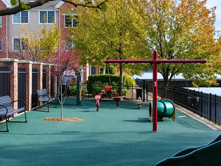 436 Albany Ct — Photo 32