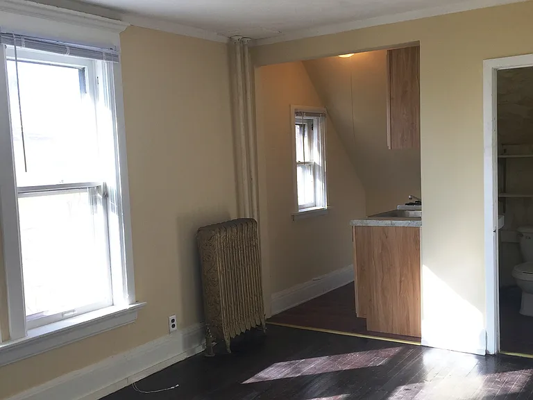 1317 E 2nd St #4 — Photo 3