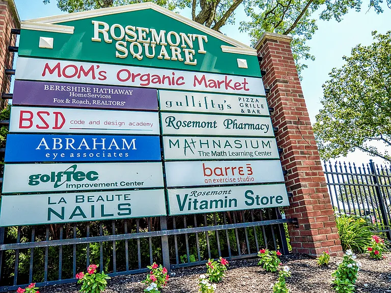 Rosemont Plaza — Photo 29