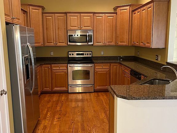 3rd image of 26 Pine Island Dr
