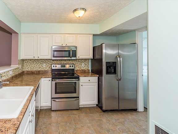 4th image of 9933 Edgewood Ln Unit D