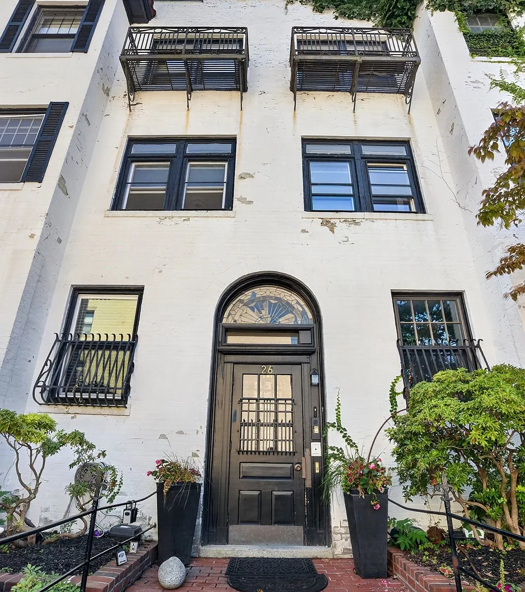 2 bed, 1.0 bath, 982 sqft, $4,350 — Photo 1