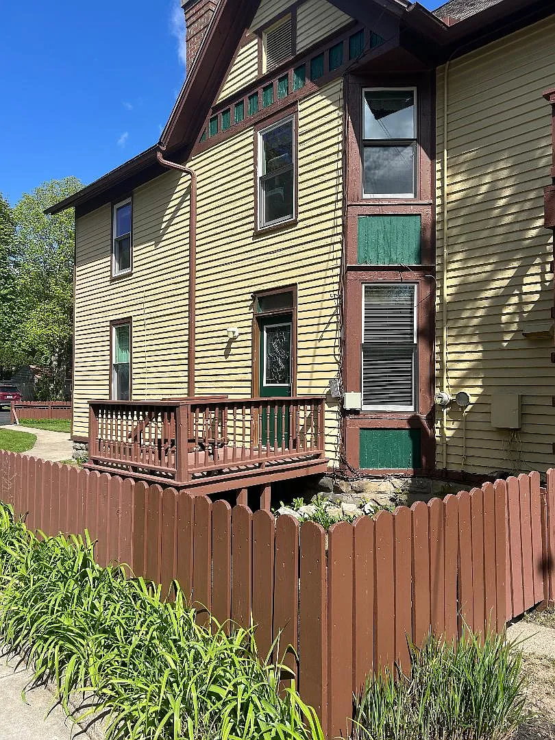 Building Photo - 231 College Ave NE #1