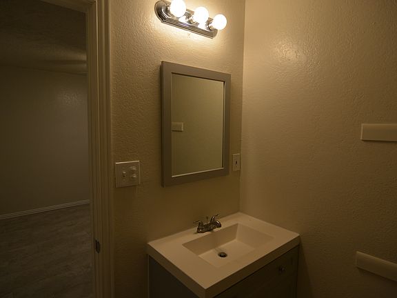 5th image of 834 House St