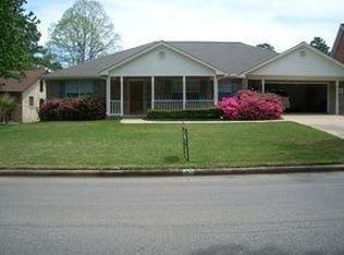 525 Elkins Lk, Huntsville, TX 77340