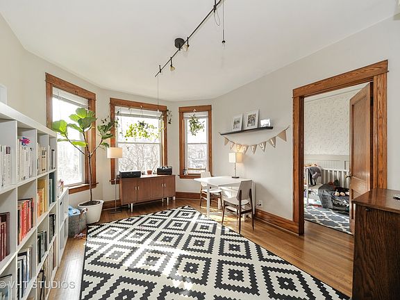 4th image of 2733 N Francisco Ave