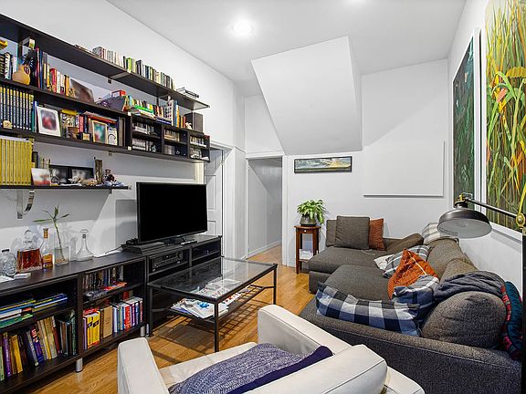 3rd image of 181 Montrose Ave #1