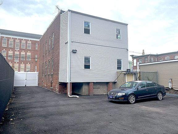 4th image of 485 E 22nd St