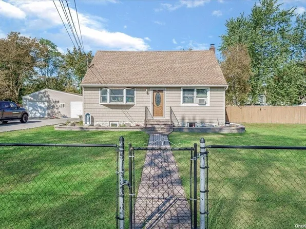 45 New Hampshire Avenue, Bay Shore, NY 11706