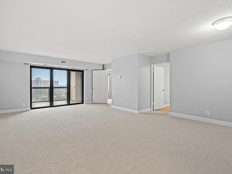 307 Yoakum Pkwy #703 — Photo 4