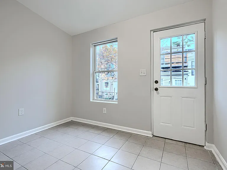 1127 Sargeant St — Photo 16