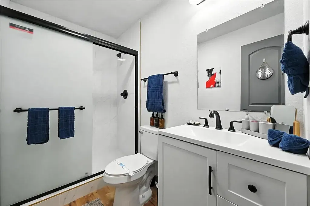 Charming 2BR Single-Family Home in Arlington with Comfort & Space — Photo 2