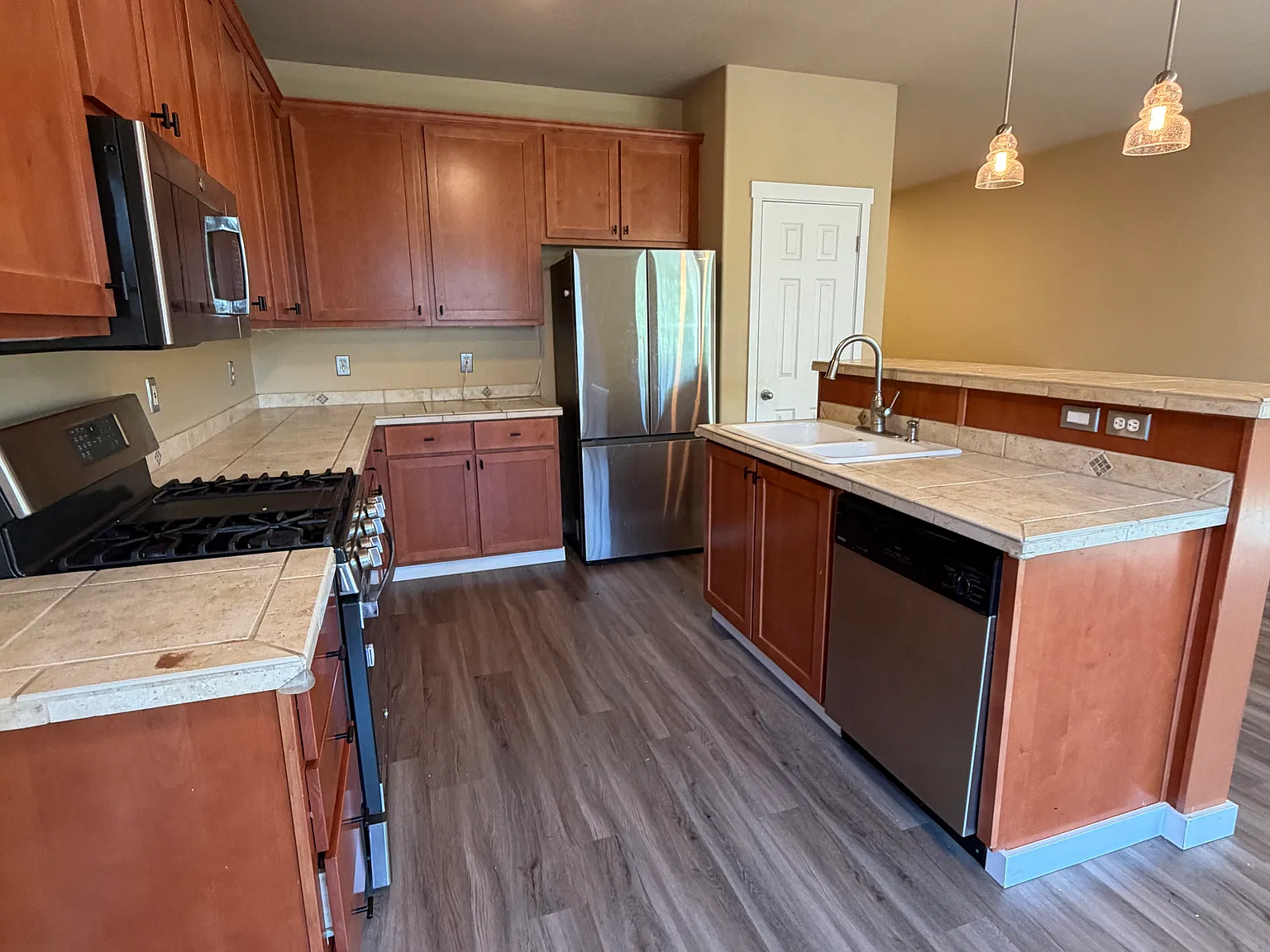 3 bed, 2.5 bath, 1572 sqft, $2,950 — Photo 2