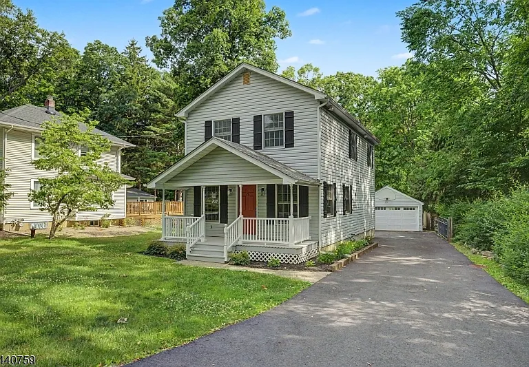 8 Oak Rd — Photo 1