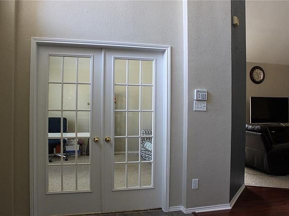 3rd image of 1405 Summerhill Dr
