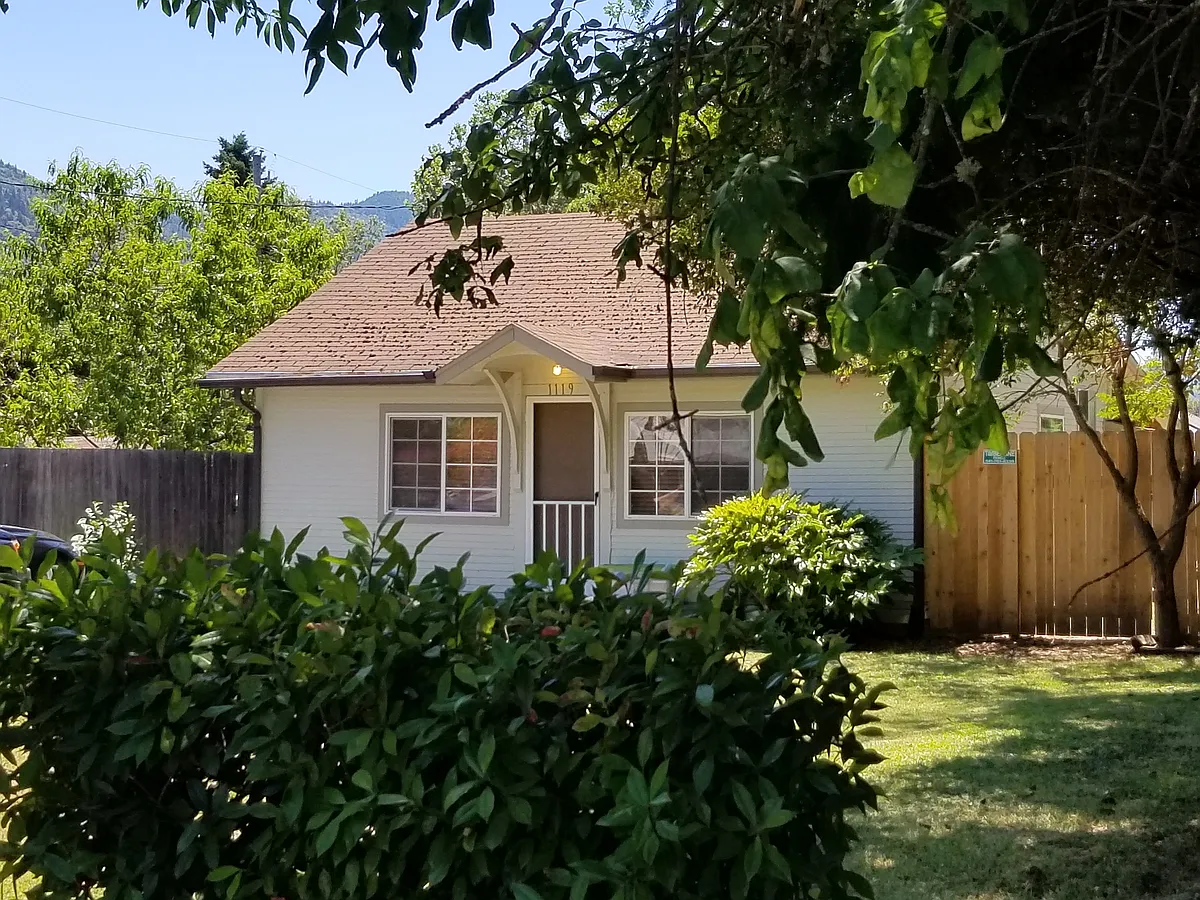 Photo 1 of 2 - 1119 SE N St - Grants Pass, OR Primary Photo - 1119 SE N St