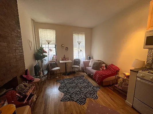 Rented by Chartwell Manhattan Realty | media 13