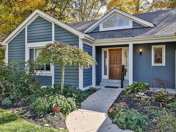 3rd image of 190 Lakeview Ct
