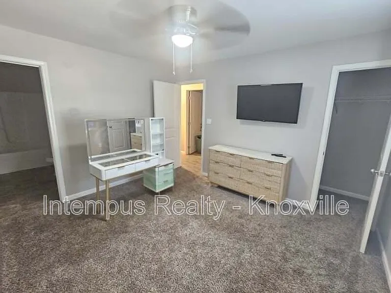 2419 E Glenwood Ave — Photo 14