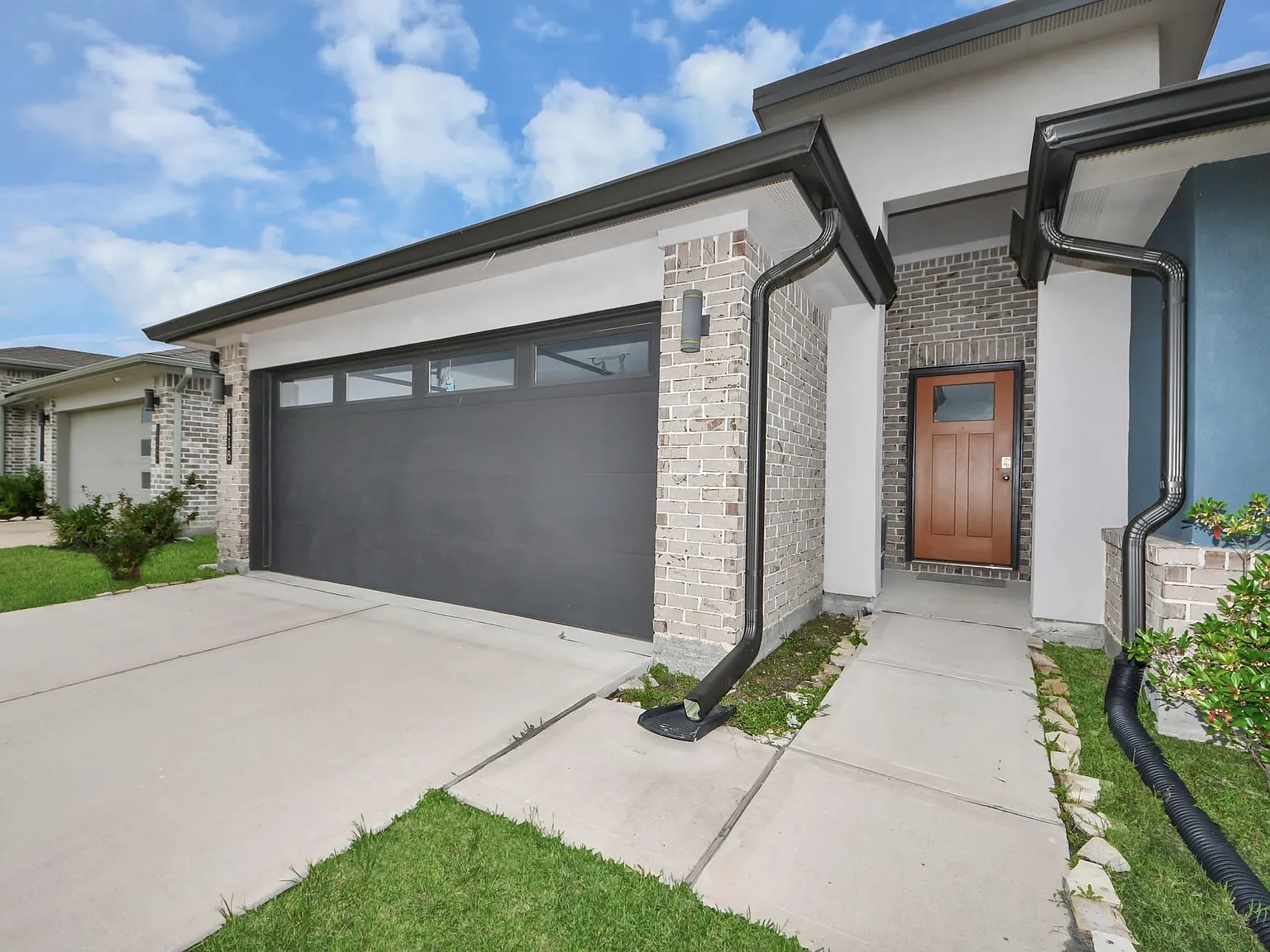 4 bed, 2.0 bath, 2045 sqft, $2,400 — Photo 2