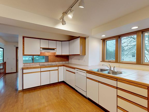 5th image of 4920 Wa Tau Ga Ave NE