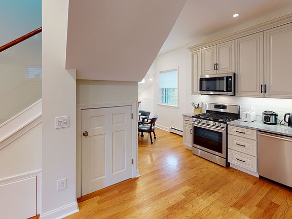 2nd image of 9 Ashton Pl #1A