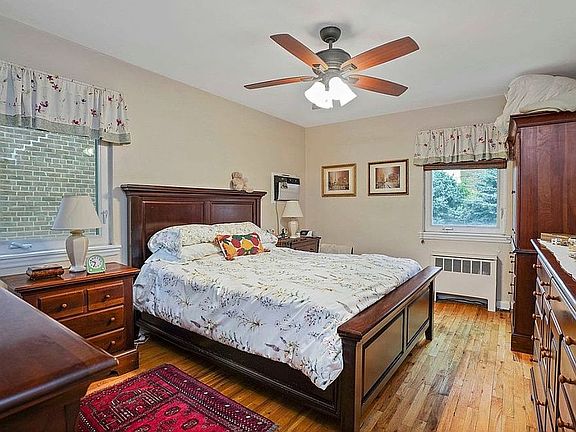 5th image of 19254 Hollis Ave