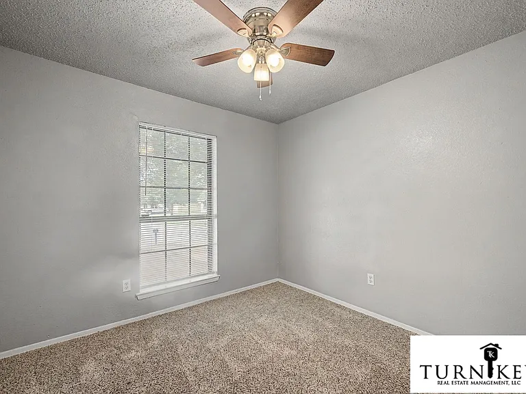 913 Springhill Dr — Photo 16