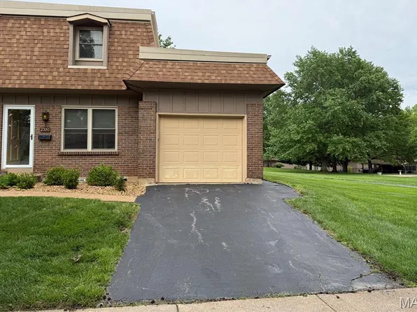 2350 Charlemagne Dr, Maryland Heights, MO 63043