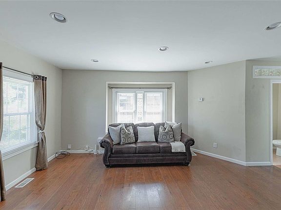 4th image of 8342 Flora Ave