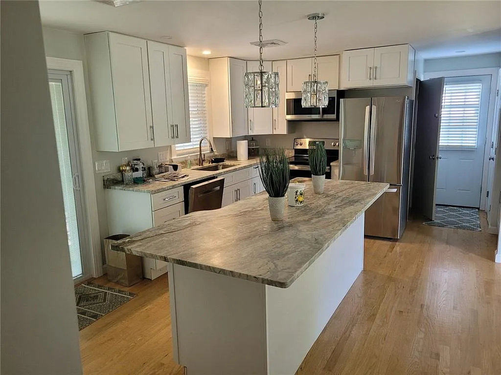 3 bed, 1056 sqft, $3,200 — Photo 4