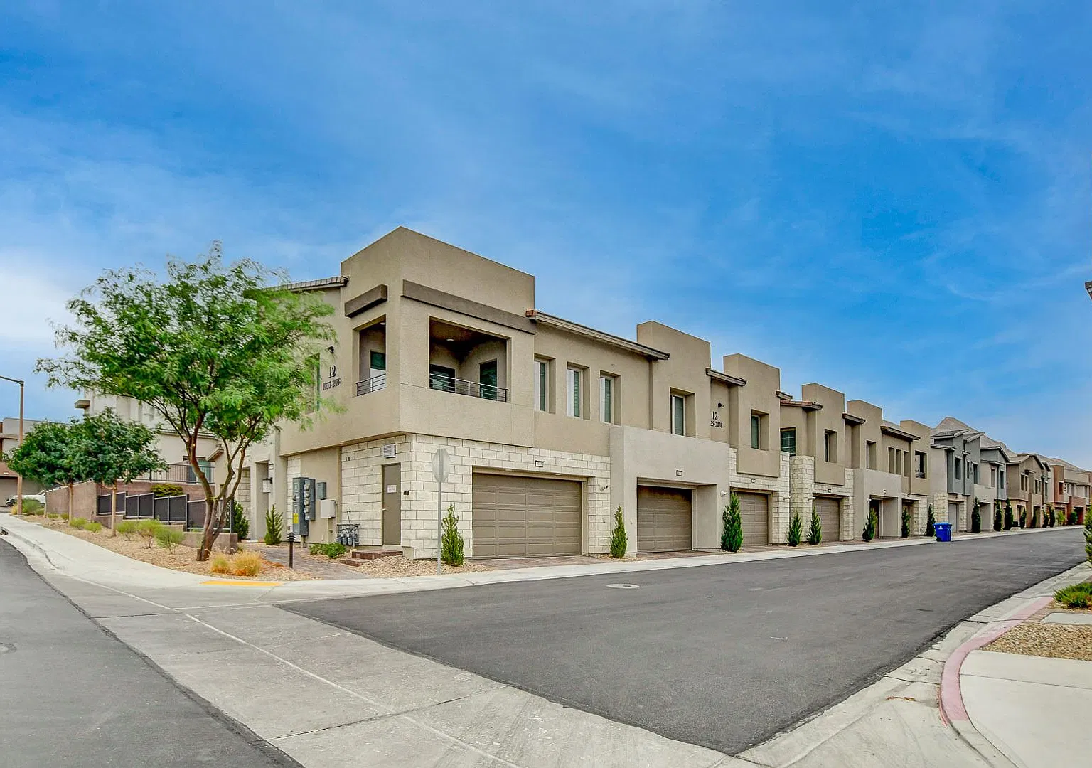 Fully Furnished Modern Townhouse with a Full Bed & Bath Downstairs! — Photo 1