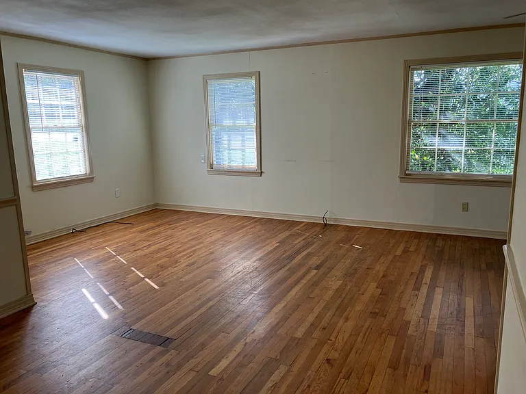 302 E South St — Photo 8
