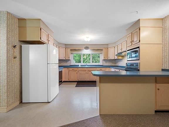 4th image of 211 Sewall St
