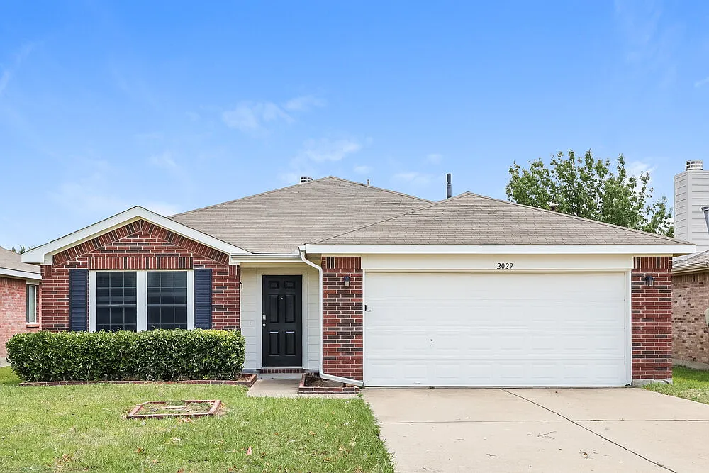 3 bed, 2.0 bath, 1810 sqft, $1,805 — Photo 1
