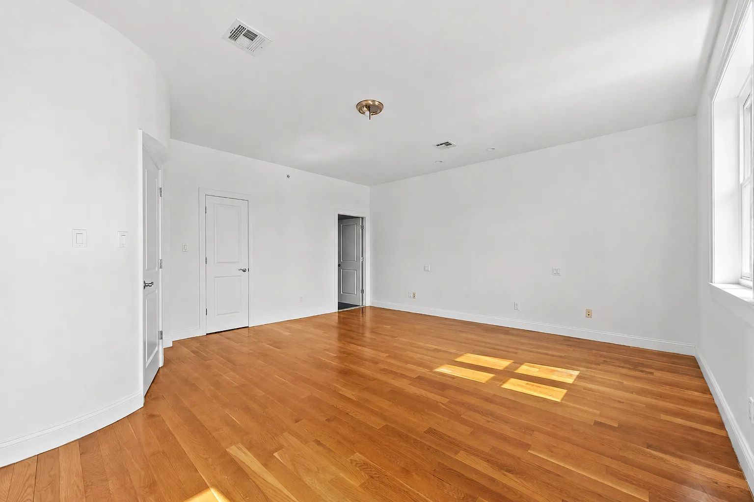 1492 East 12th Street — Photo 4