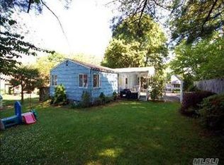 16 Roxbury St, Huntington Station, NY 11746