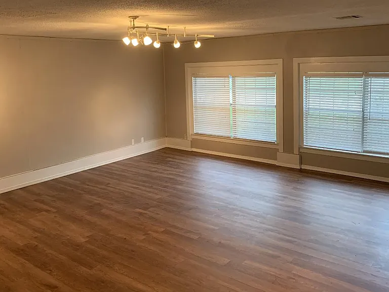 2531 Linden Ave — Photo 9